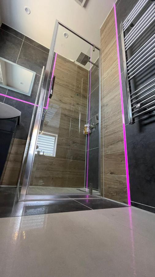 #4 Tgha Luxury One Bedroom Apartment In Athlone Bagian luar foto