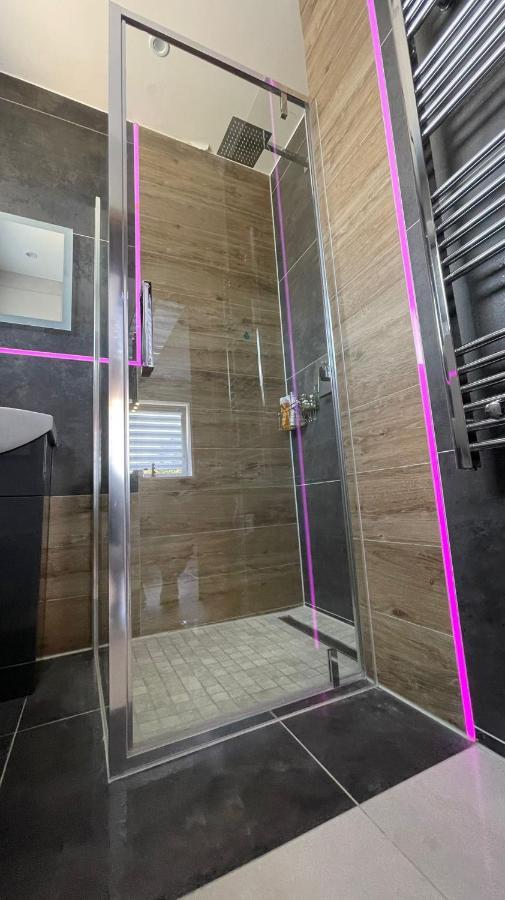 #4 Tgha Luxury One Bedroom Apartment In Athlone Bagian luar foto