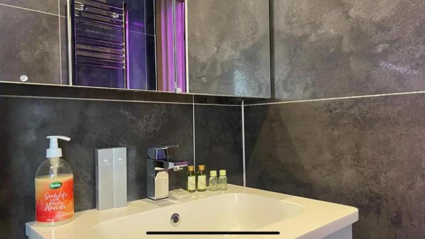 #4 Tgha Luxury One Bedroom Apartment In Athlone Bagian luar foto